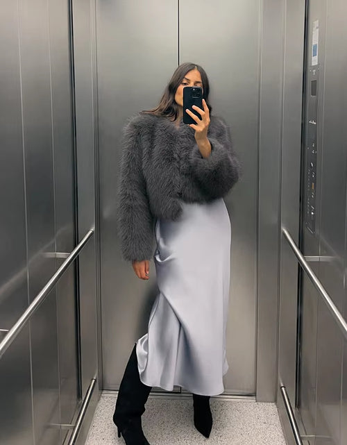 Load image into Gallery viewer, Iconic Street Fashion Week Luxury Brand Gardient Cropped Faux Fur Coat Women Winter 2024 Hot Cool Girls Fluffy Short Fur Jacket
